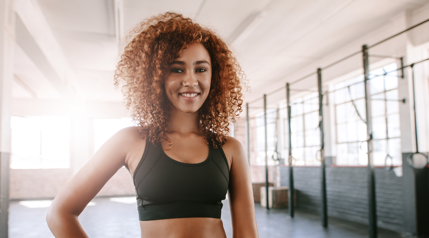 Locken & Sport: So bleibst du beim Training lockig schön – auch beim Schwimmen