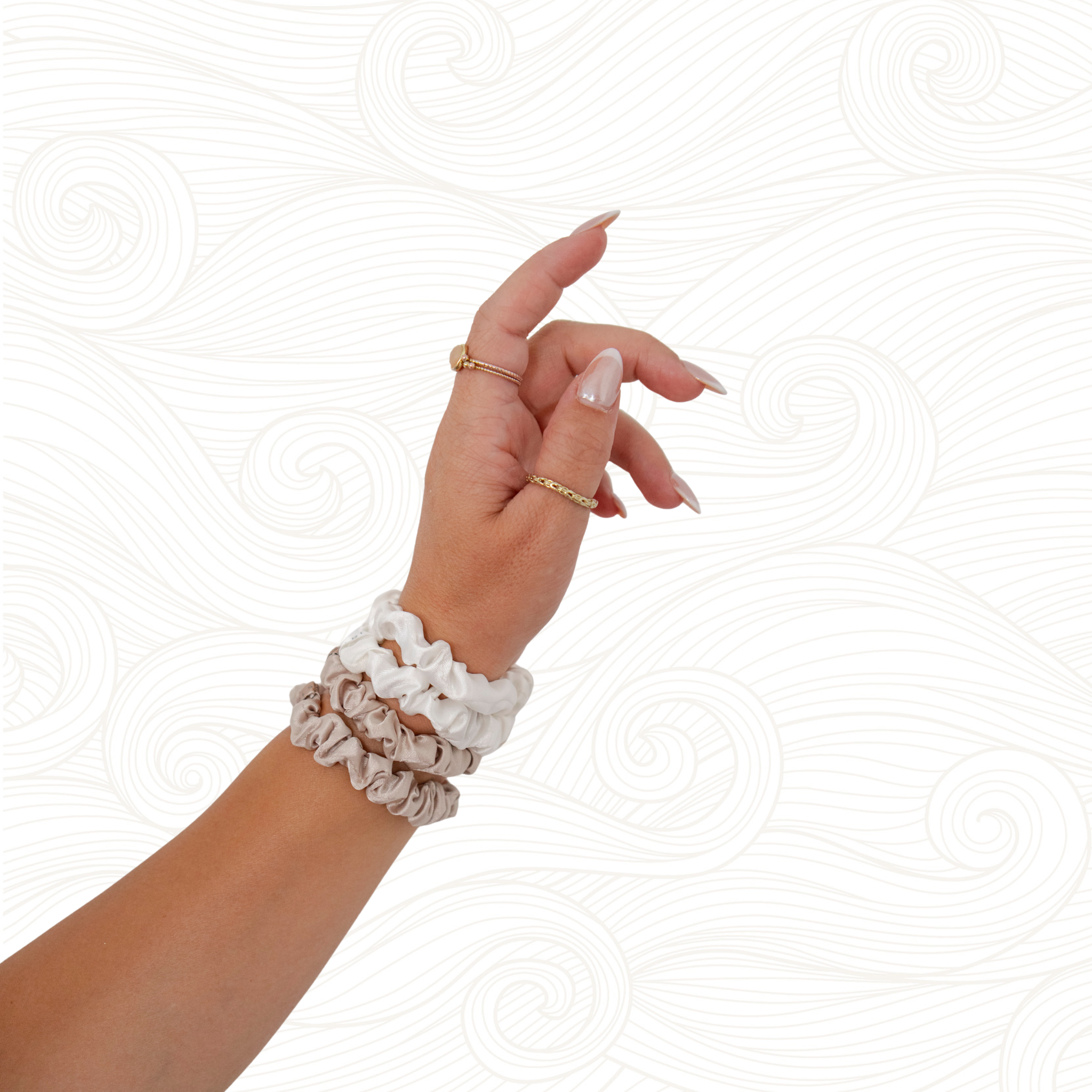 SARI CURLS | Silky Satin Small Scrunchies - 4er Set - Cream / White Scrunchie SARI CURLS