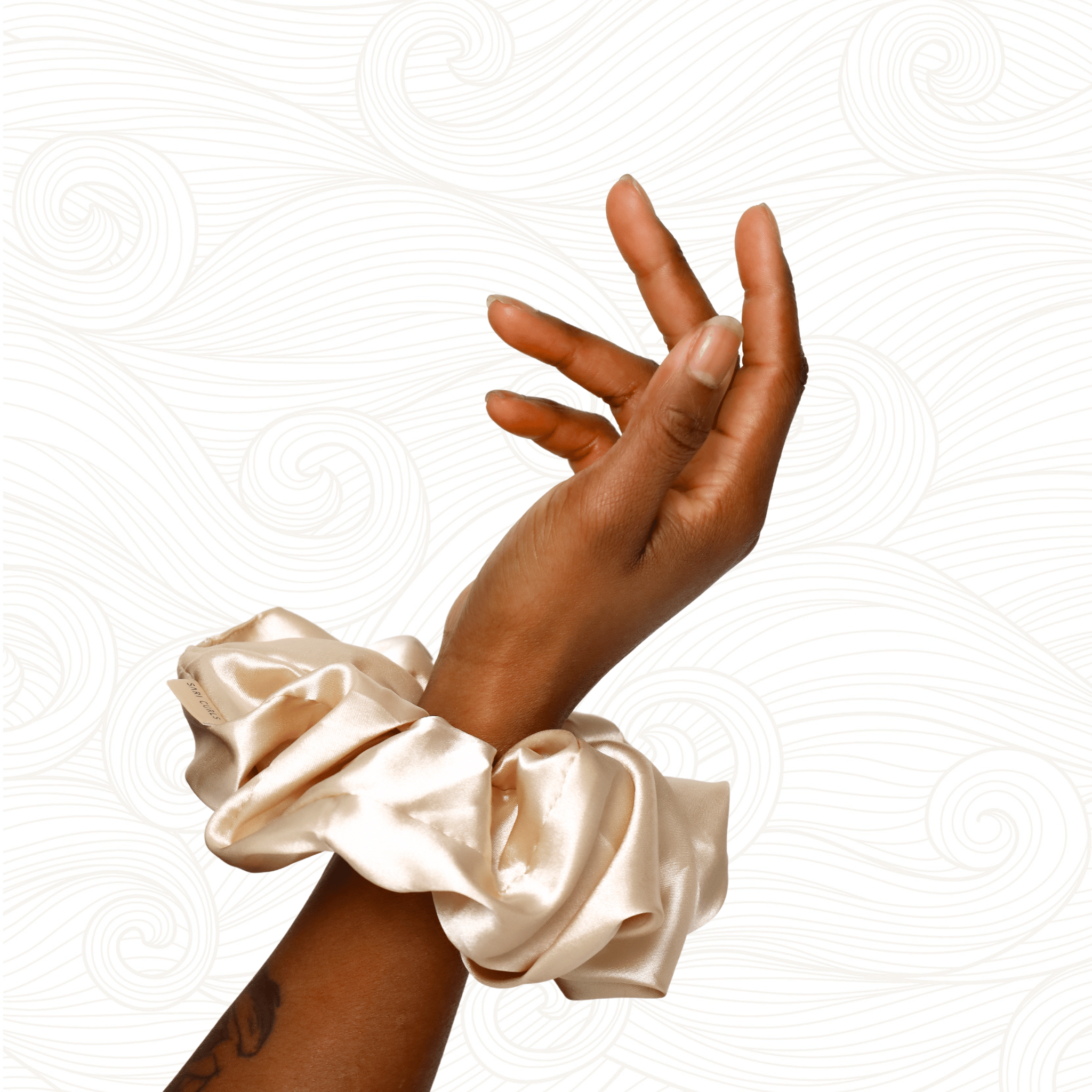 SARI CURLS | Silky Satin XL Scrunchie - Cream Scrunchie SARI CURLS | Dein Lockenshop