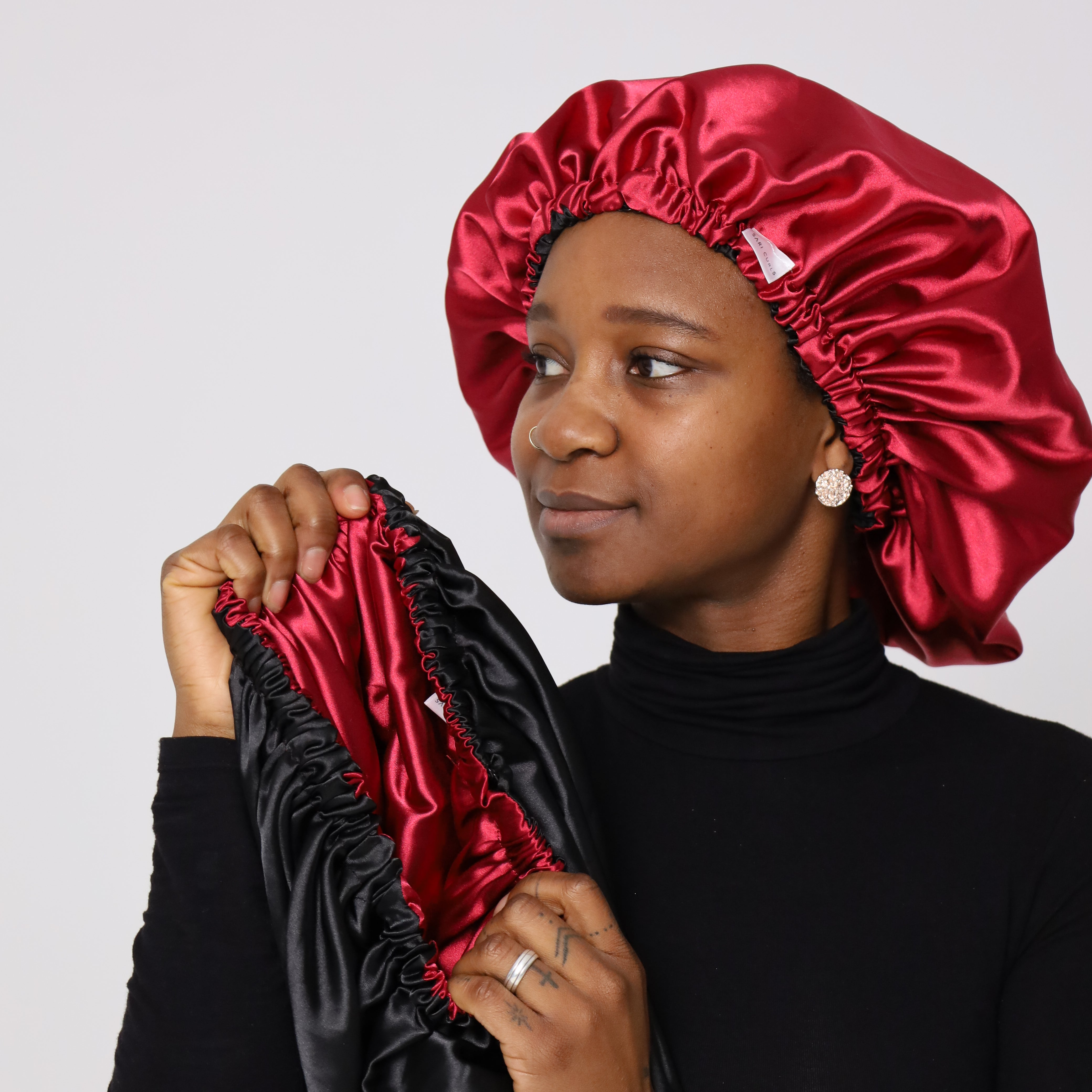 SARI CURLS | Silky Satin Bonnet - Bordeaux Red Kopfhaube SARI CURLS | Dein Lockenshop