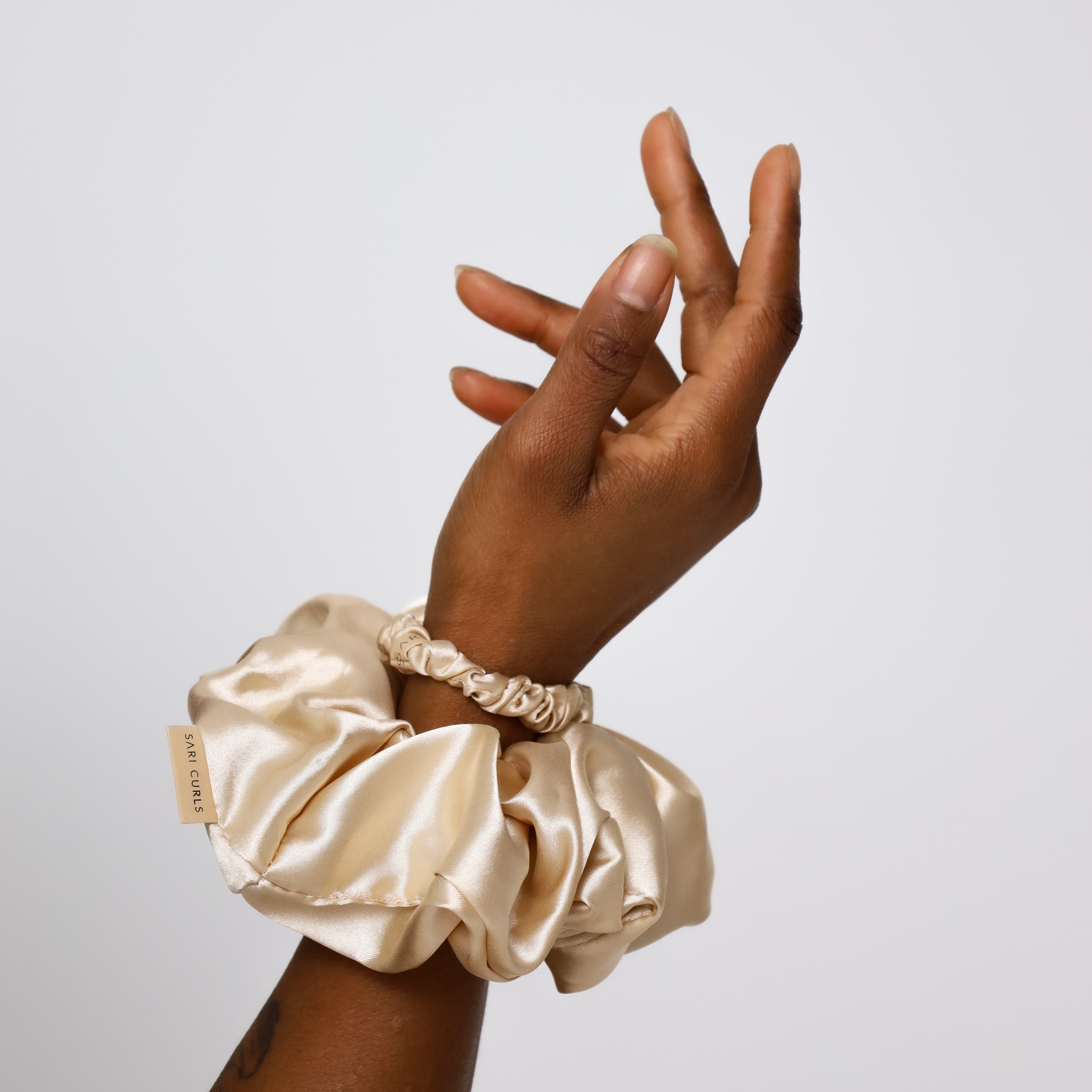 SARI CURLS | Silky Satin XL Scrunchie - Cream Scrunchie SARI CURLS | Dein Lockenshop