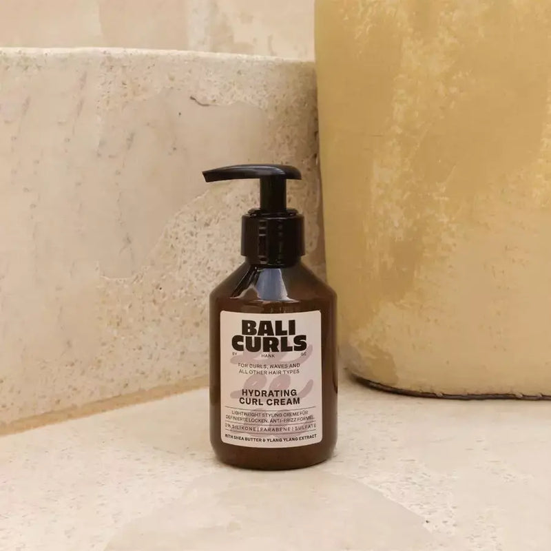 Bali Curls by Hank Ge | Hydrating Curl Cream /150ml Lockenpflege, Lockenfeuchtigkeit, Lockendefinition, Locken, Lockiges Haar, Naturlocken, Lockenliebe, Lockenkopf, Curly Hair, Curly Hair Methode, CGM, SariCurls, Lockenshop, Wellen, Welliges Haar, Kinky Haare, Afro